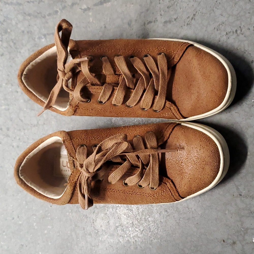 UGGS - Picture 5 of 7